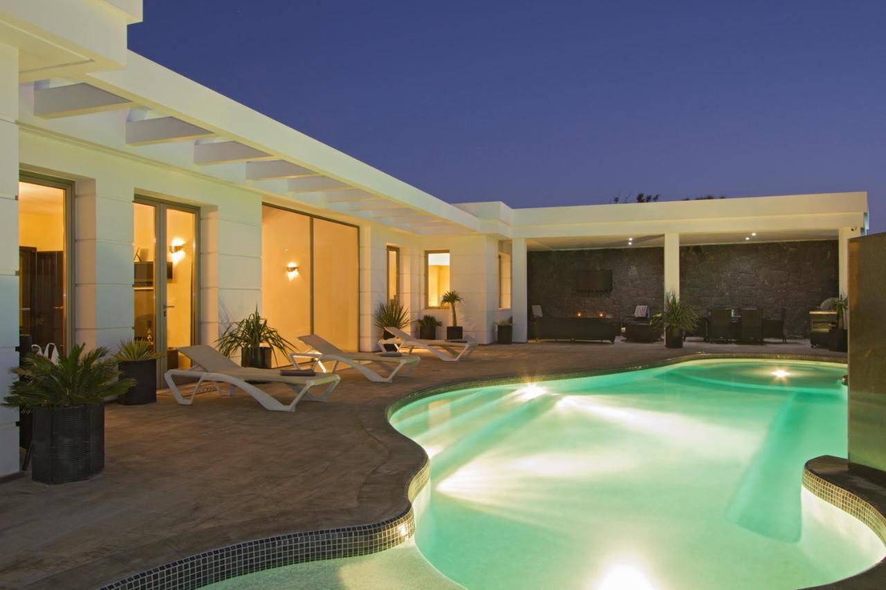 Villa Insignia Femes Exterior photo